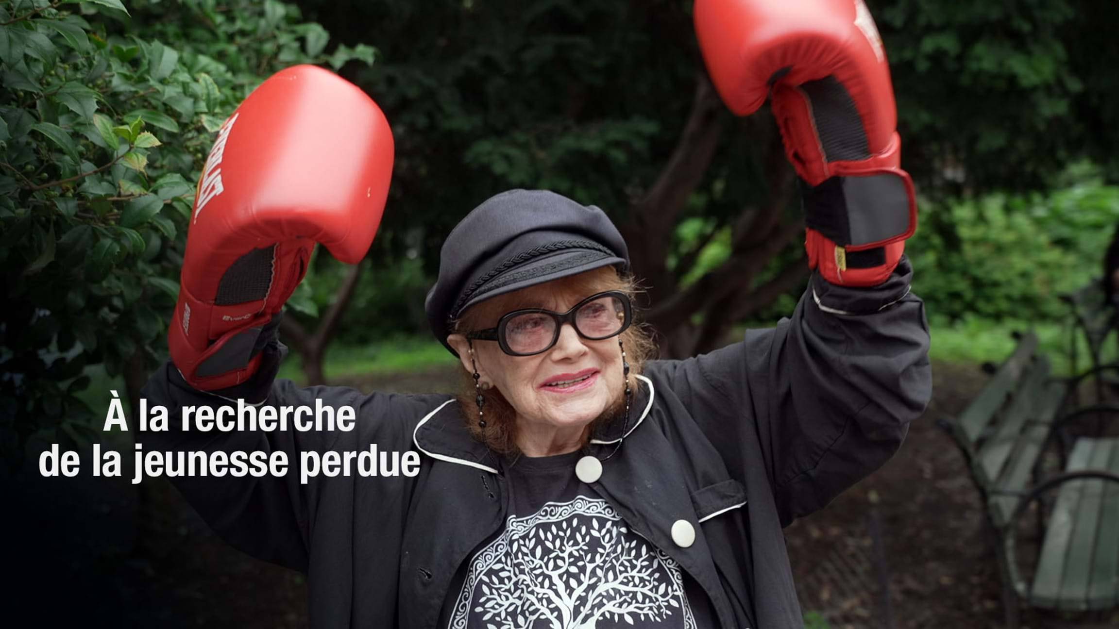 Dame âgée avec des gants de boxe symbolisant une vieillesse en bonne santé